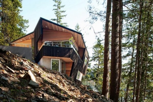 moderný prázdninový dom v lese asymetrickej architektúry