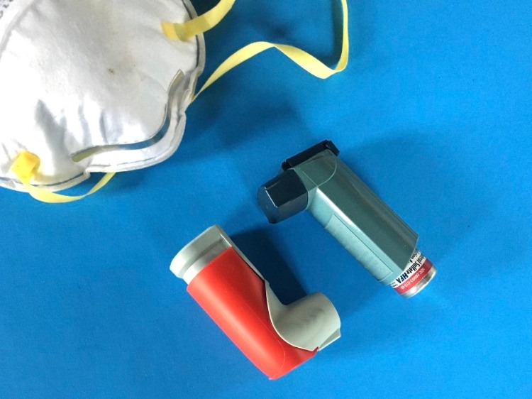 sprej na astmu s ochrannou maskou a sociálne dištancovanie počas pandémie covid-19