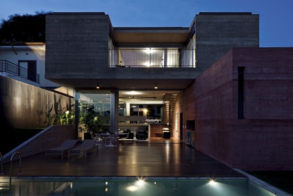 Pevný dom dvojpodlažné brazílske osvetlenie bazéna