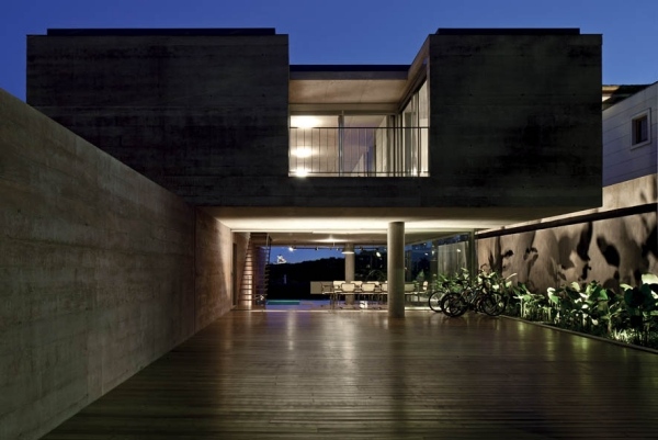 Nočné osvetlenie domu architekta