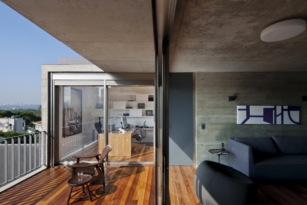 Slnečné balkónové drevené podlahy s posuvnými sklenenými dverami