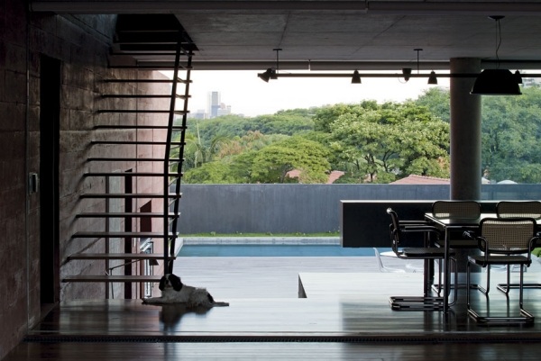 Dom na terase na svahu s bazénom modernej architektúry