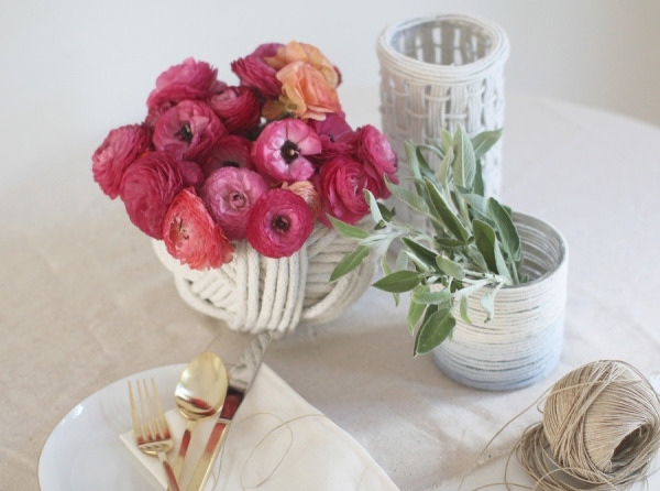 celá kompozícia-kvetinová-priadza-dekorácia-váza