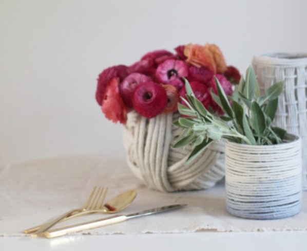 kvetinová dekorácia-priadza-váza-stôl-nápad-sami