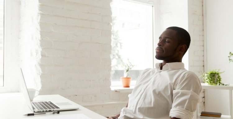 Cvičte dychové cvičenia na záchvaty paniky niekoľkokrát denne v ľahu alebo v sede