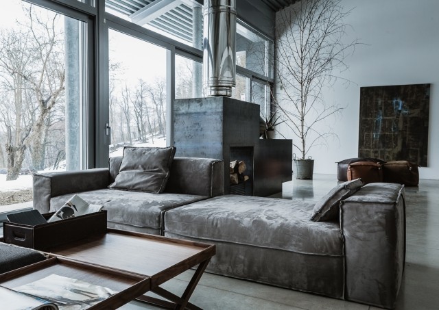 Obývacia izba zamatová sedacia súprava vnútorný krb voľne stojaci