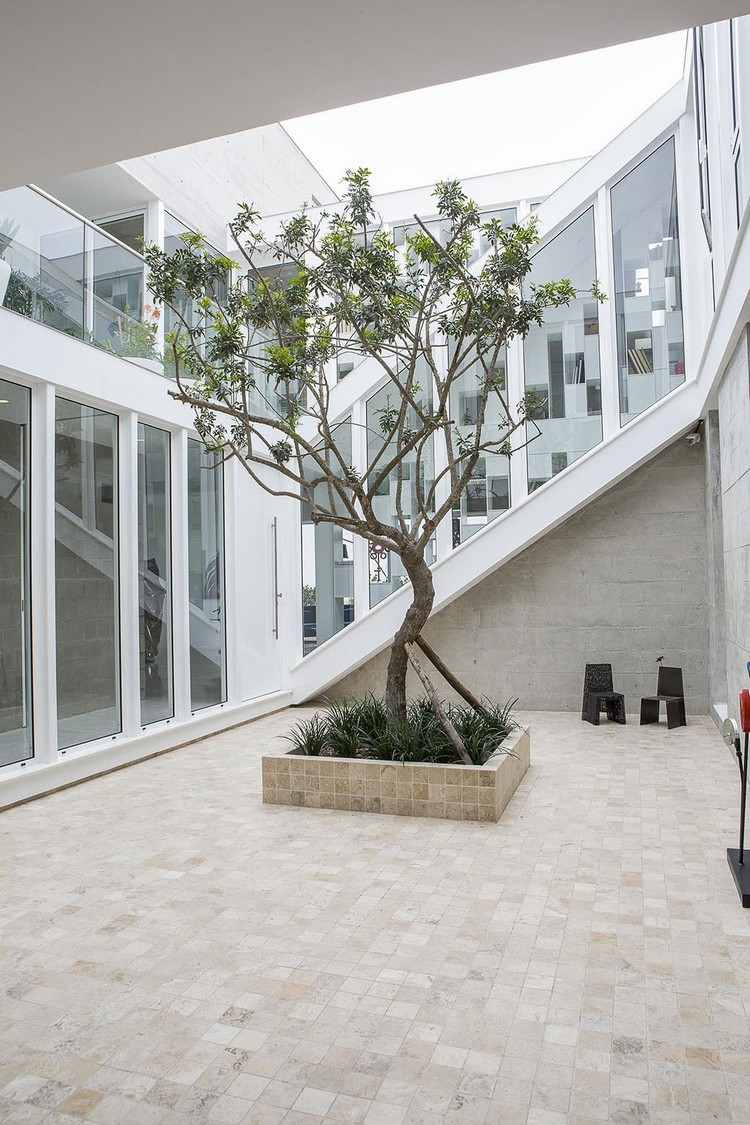 Átriový dom v Peru, dvor, dvor, strom, veľké okná