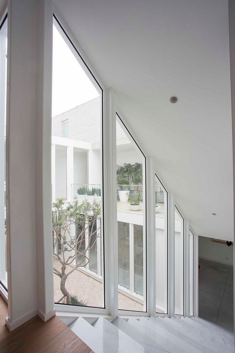 Átrium dom v Peru schody-zapustené miesta-výhľad-vnútorné nádvorie