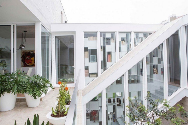 átrium dom peru kvetináče balkónové schody