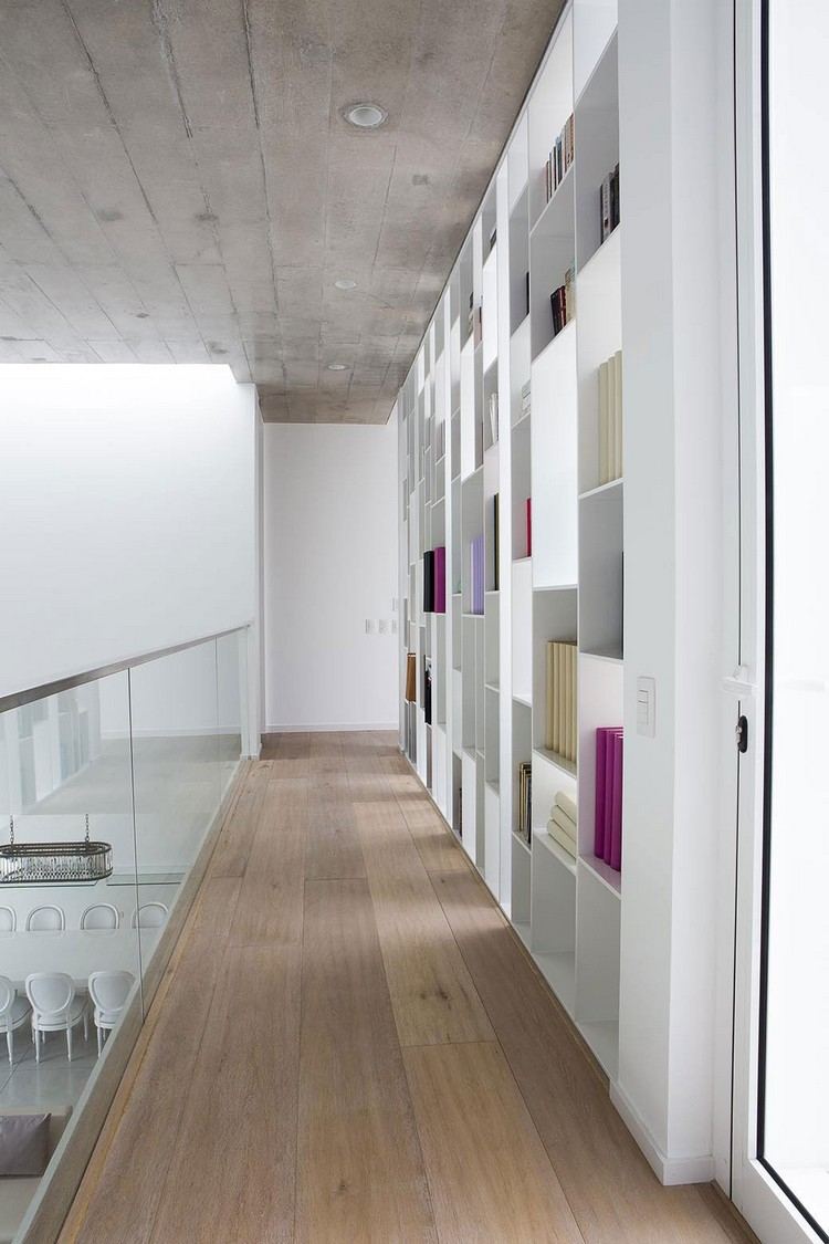 átrium-dom-peru-druhé poschodie-veľká-knižnica-sklenené zábradlia