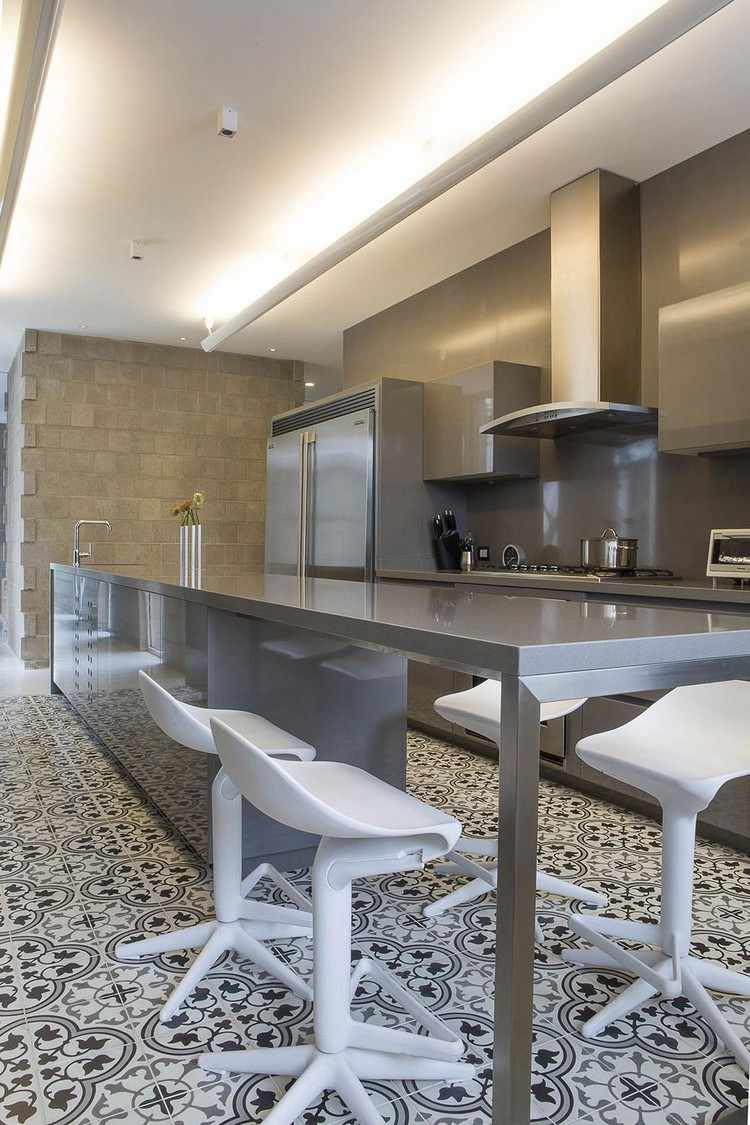 átrium dom-peru-kuchyňa-doska-ostrov-nerez