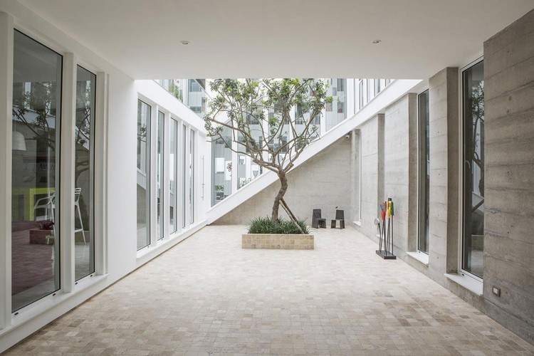 Átriový dom v peruánskom dvore s vonkajším oknom stromu