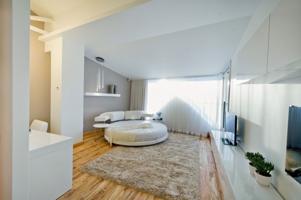 Biely dizajn spálne s okrúhlou posteľou