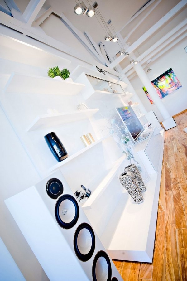 Dizajn bielej steny hudobného systému