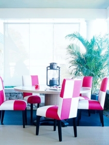 Verandy s červeným bielym nábytkom a nábytkom