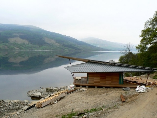 Dizajn lodenice na jazere Loch Tay Návrh lodeníc postavený na jazere Loch Tay