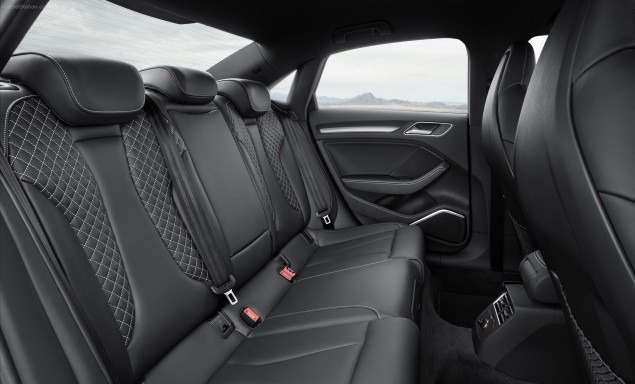 Audi sedan 2014 pravý zadný interiér