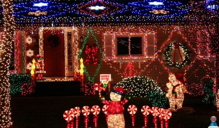 Vianočné snehuliaky ako osvetlenie vonkajšie dekorácie na vianoce postava snehuliaka strecha víla svetlá modrá