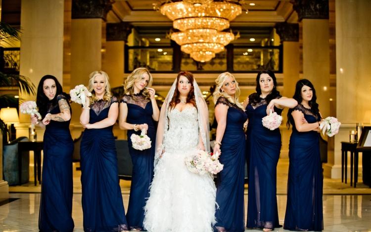 zaujímavý nápad pre väčší kontrast s dlhými večernými šatami pre družičku mimoriadne -družičky-šaty-večerné-šaty-dlhé-tmavo modré-šnurovacie-pštrosie-krásne