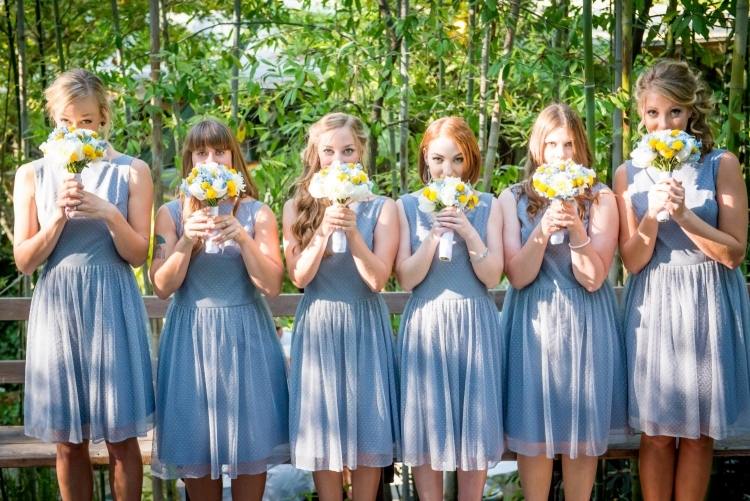 roztomilé, sladké stredne dlhé šifónové šaty v lila farbe s malými bielymi bodkami mimoriadne-dievčenské-šaty-šaty-fleder-farba-šifón-svetlo-modré-bodky-biele-vtipné-pštrosy