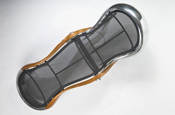 Relaxačné lehátko v modernom dizajne leteckej stoličky