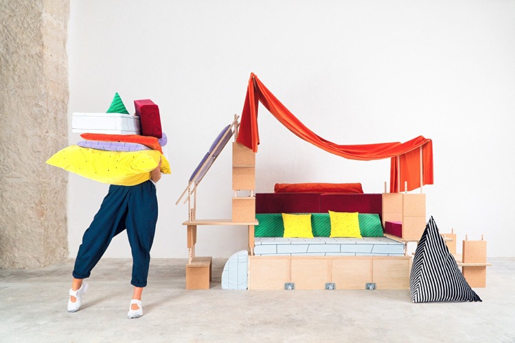 Mimoriadne nápady na bývanie - multifunkčný nábytkový systém na kolieskach Mimoriadne nápady na život-nábytok-transformácia-čalúnenie-vankúše-preglejka