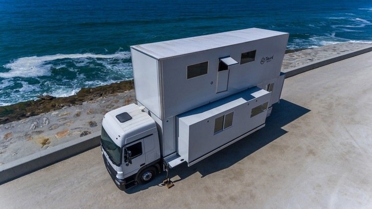 kamión hotel na kolesách dvojposchodový mercedes