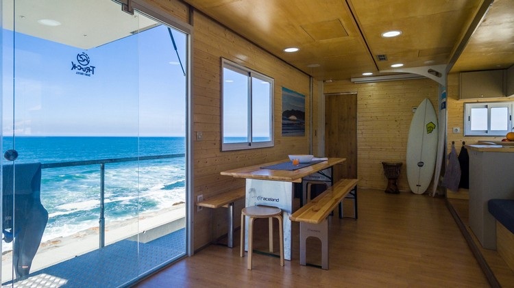 chladný kamiónový hotel na kolesách okno s výhľadom do obývačky