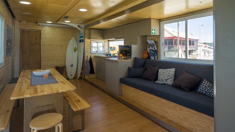 kreatívny kamión hotel na kolesách vnútorný spoločný priestor kuchyňa obývačka