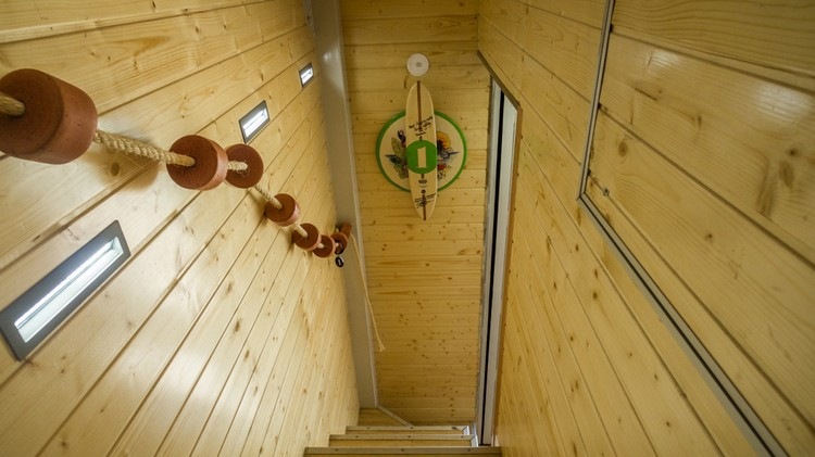 dvojpodlažný nákladný hotel s dreveným obložením schodiska