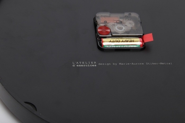 Dizajnové nástenné hodiny Feather-Clock vtáčie perie Atelier dExcercises