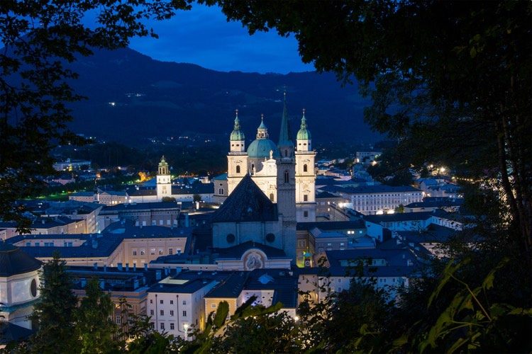 Salzburg-Altstadt-Dom-Mönchsberg-nočné osvetlenie