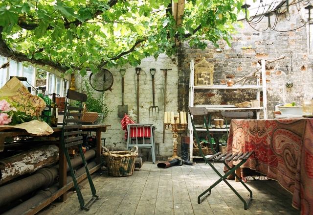 Skladovanie záhradného náradia, nápady na terasu, závesný stôl