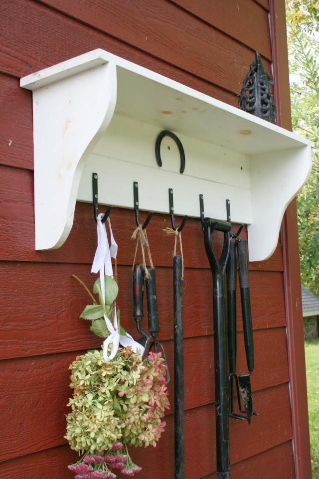 urobte si organizačný systém sami záhradné náradie nápady police motyky zavesiť skladovanie myšlienok záhradného náradia polička zavesiť