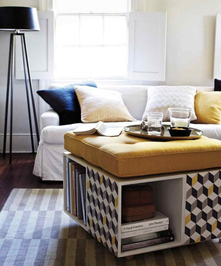 Ukladanie šperkov, pohovka, sedák, obývačka