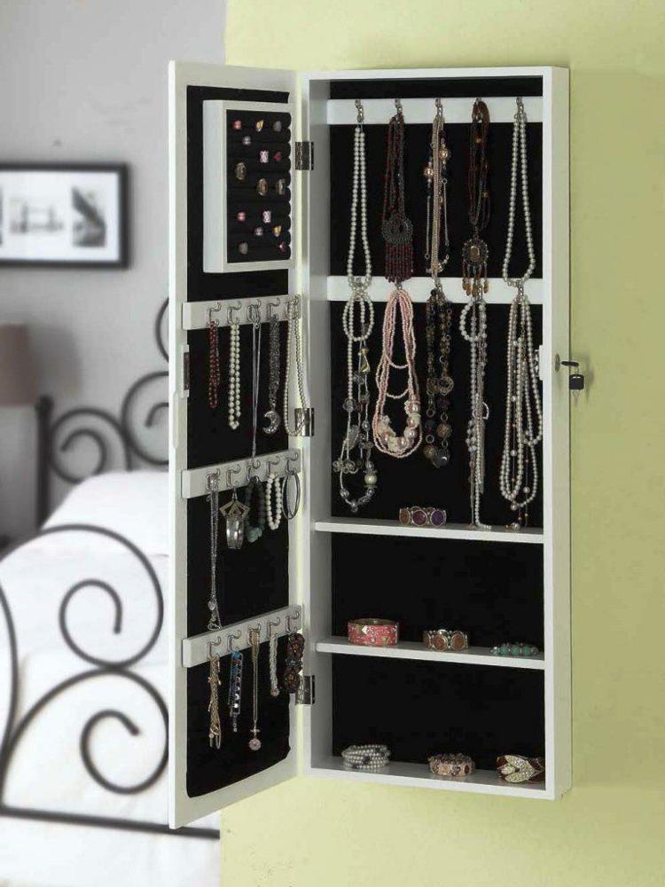 úložný-šperk-zrkadlo-tajná-priehradka-uzamykateľná-kľúč-úložný-priestor-reťaze-náušnice-stena