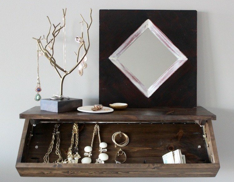 Skladovacie-šperky-nástenná polica-zásuvka-výsuv-zrkadlo-retiazky-prstene-bankovky-cennosti