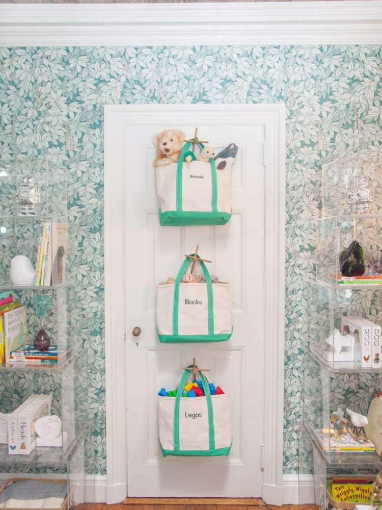 Skladovanie hračiek tašky-dvere-skladovanie-dievča-tapeta