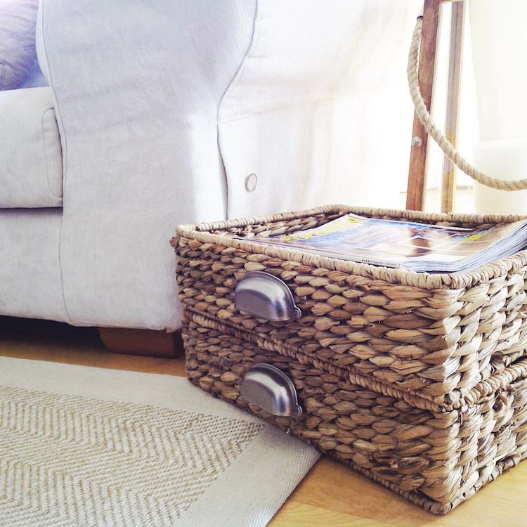 úložné koše-dekorácia-časopis-úložný-prútený-košík-obývačka-materiál na čítanie