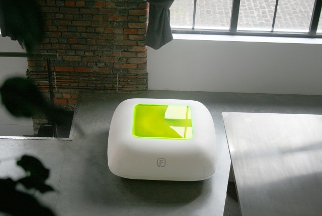 Nafukovací konferenčný stolík LED osvetlenie maki fugu Nafukovací konferenčný stolík LED osvetlenie konferenčný stolík maki fugu