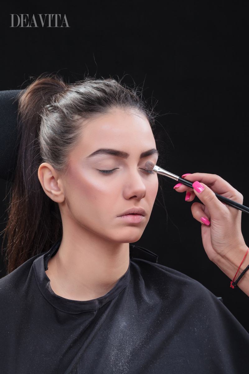 Ako základ naneste nahé farebné očné tiene pokyny na nalíčenie očí aplikujte na aktové farebné očné tiene