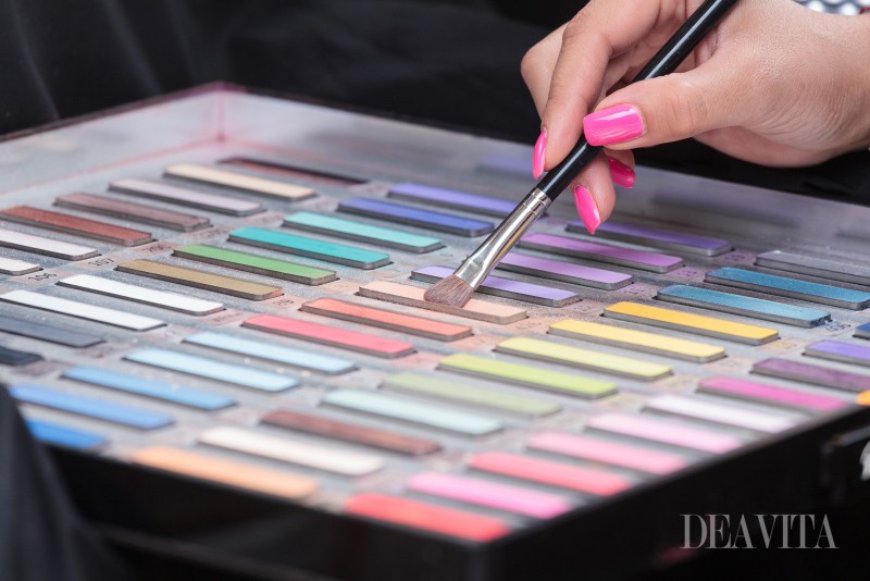 veľká paleta očných tieňov - odoberte nahú farbu štetcom paleta očných tieňov-štetec-štetec-nahé-farby-voľby