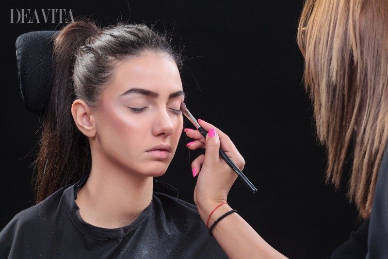 Štetcom naneste očné tiene prírodnej farby návod na líčenie očí nude-color-eyeshadow-brush-apply