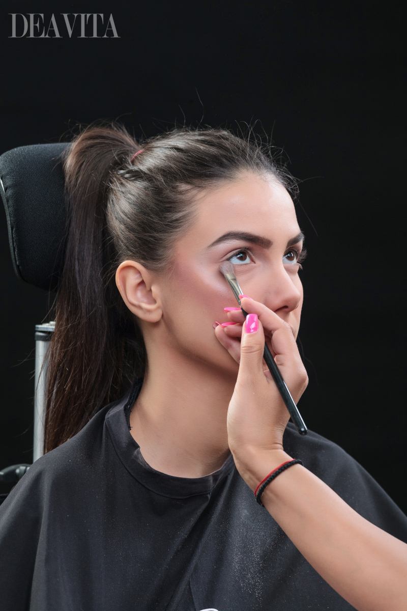 Očné tiene vo farbe pokožky naneste štetcom na očné tiene Naneste podkladovú bázu na nahé farby