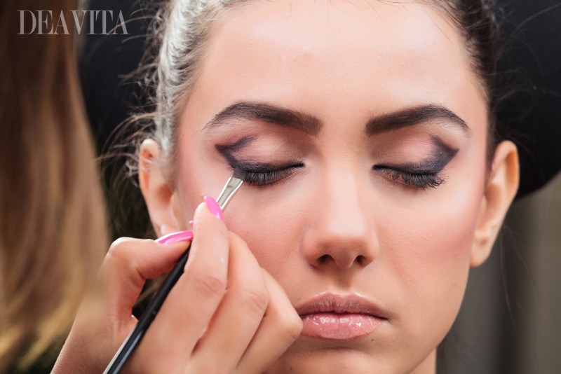 Kohl alebo krémové očné linky naneste skosenou kefkou návod na nalíčenie očí kajal-creme-očné linky-štetec-aplikovať