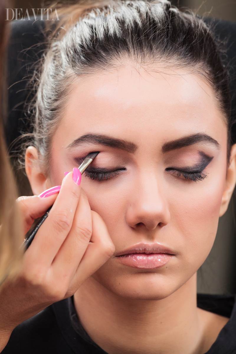 Očné linky zafixujte skosenou kefkou očný make-up návod očný viečko-sklad-line-kresba