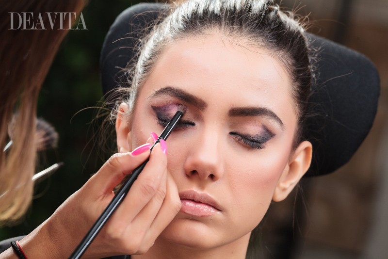 Malým štetcom naneste slivkové očné tiene návod na nalíčenie očí fialové-nanášanie očných tieňov