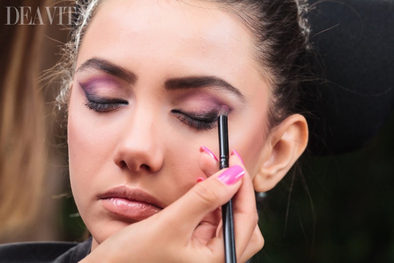 Zmiešajte fialové očné tiene a očné linky očný make-up návod-očné tiene-očná-zmes