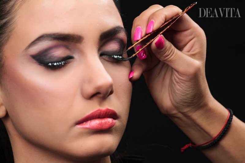 Umelé riasy správne prilepte pinzetou Tipy na líčenie-lepidlo na riasy-pinzeta-návod