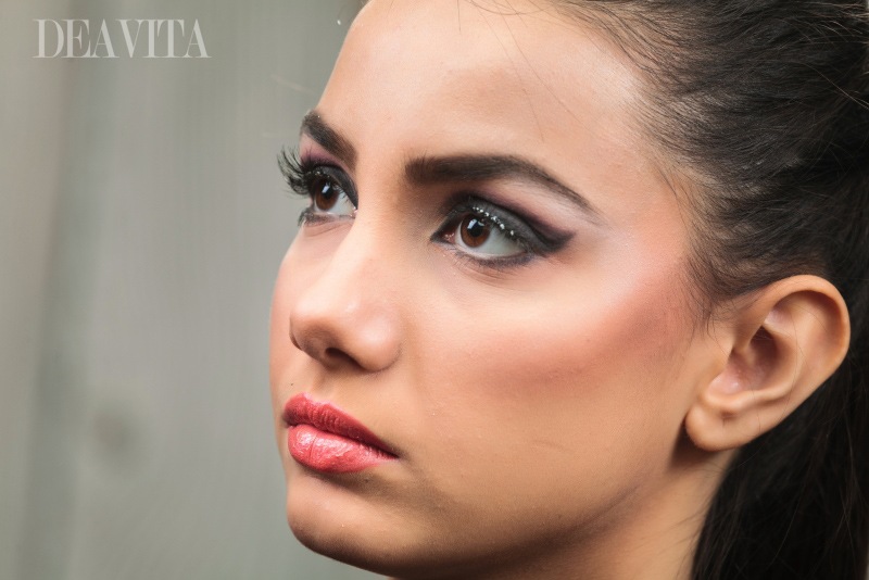 biele lepidlo na mihalnice sa po zaschnutí stane priehľadným Tipy na líčenie-umelé-riasy-lepidlo-po vysušení-transparentné